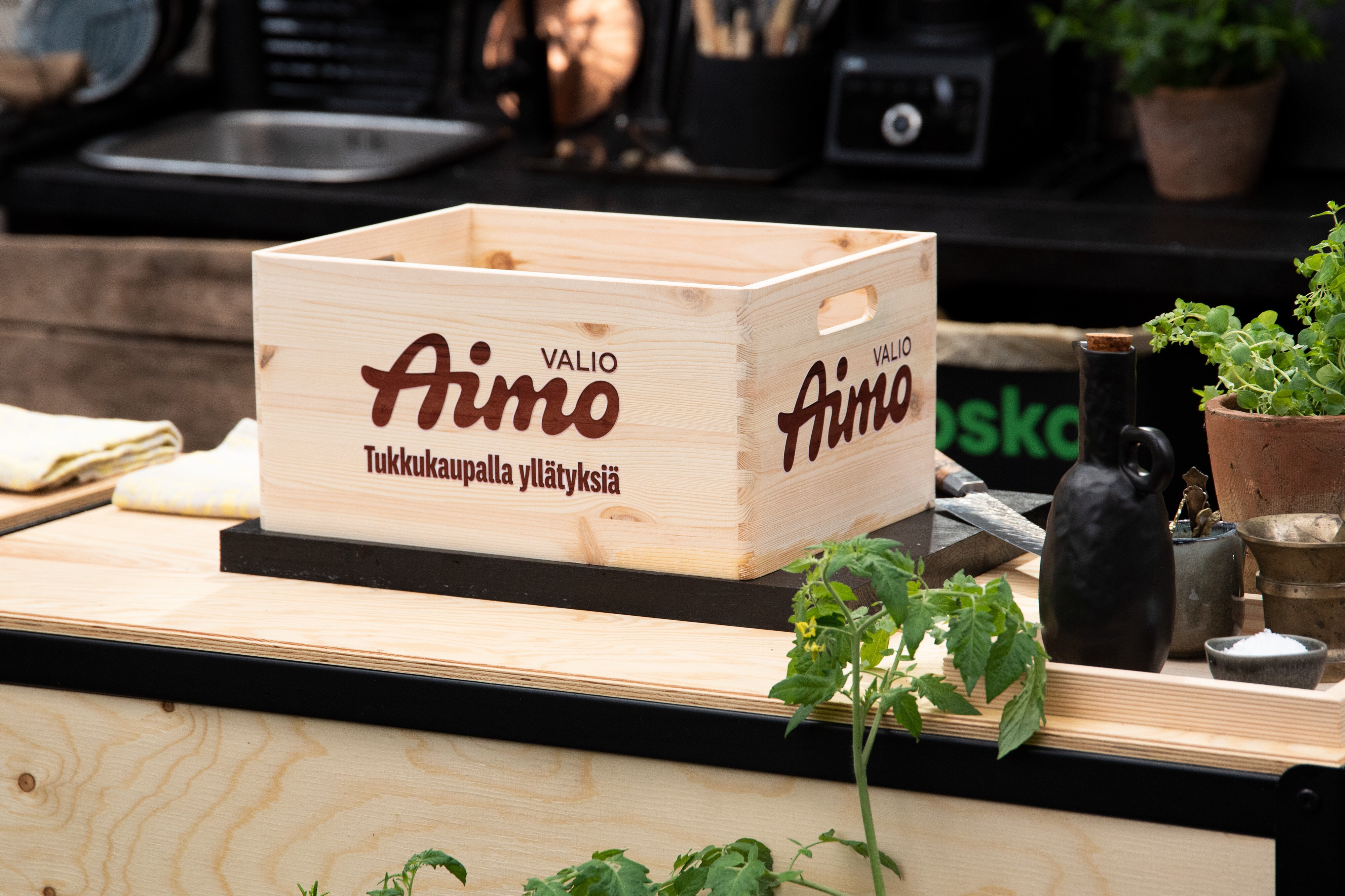 a wooden box with Valio Aimo logo